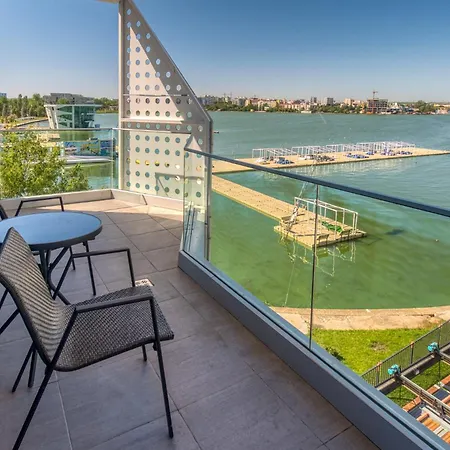 Lakefront Luxe Apartament