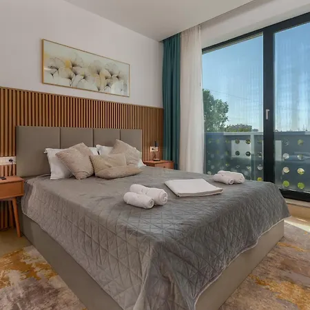 Lakefront Luxe * Mamaia