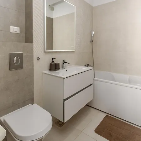 Lakefront Luxe Apartament *