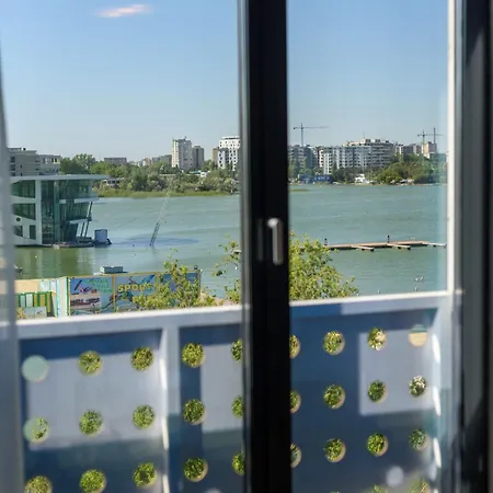 Lakefront Luxe Mamaia