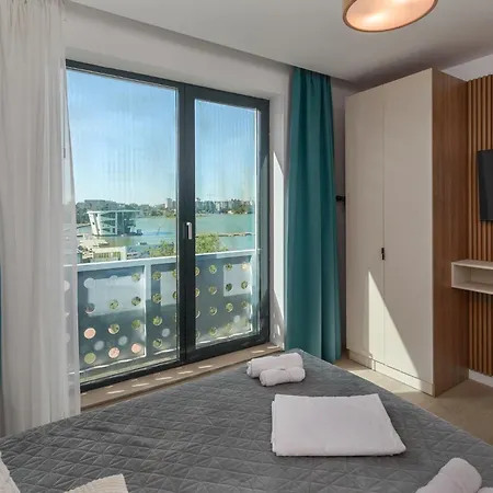 Lakefront Luxe Apartament