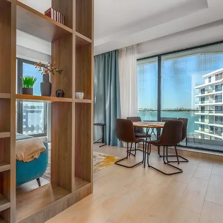 Lakefront Luxe * Mamaia