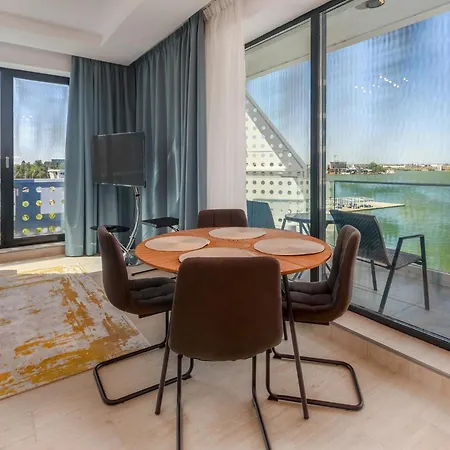 Lakefront Luxe Apartament